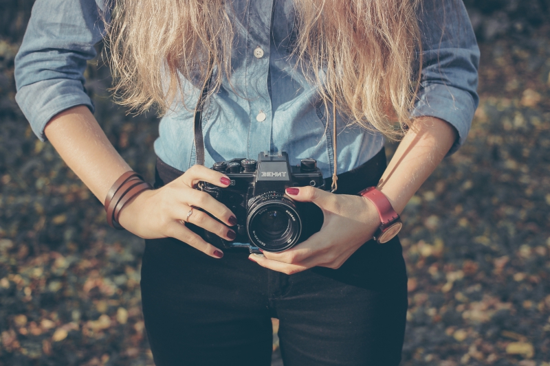 photographe-ROUBION-min_hand-person-girl-woman-camera-photography-614-pxhere.com